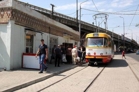 Остановка у Пересыпского моста стала доступней для слабовидящих пассажиров (фото)