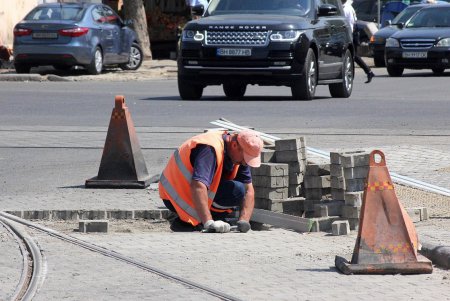 Остановка у Пересыпского моста стала доступней для слабовидящих пассажиров (фото)