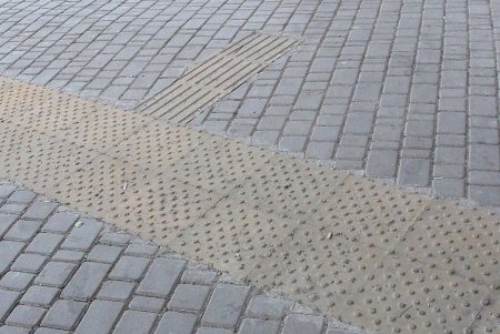 Остановка у Пересыпского моста стала доступней для слабовидящих пассажиров (фото)