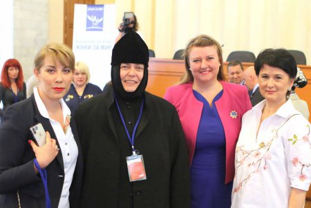 Многодетные матери Украины в Одессе ищут методы борьбы за свои права (фото)