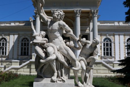 Одесский Лаокоон и его «компания» вновь стали рукастыми (фото, видео)