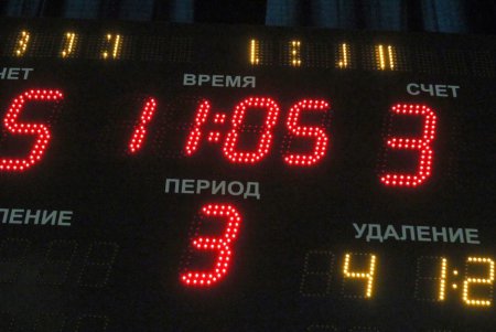 Молодые одесские «Морские волки» проводят ледовые схватки (фоторепортаж)