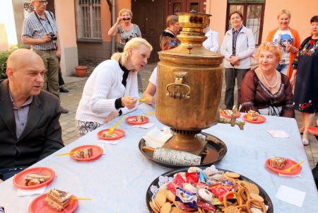 В Одесе открыли памятник бабушке (фоторепортаж)