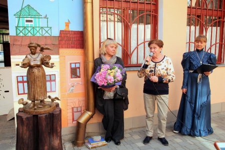 В Одесе открыли памятник бабушке (фоторепортаж)