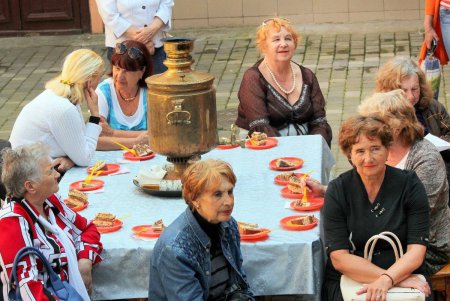 В Одесе открыли памятник бабушке (фоторепортаж)