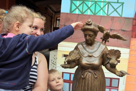 В Одесе открыли памятник бабушке (фоторепортаж)
