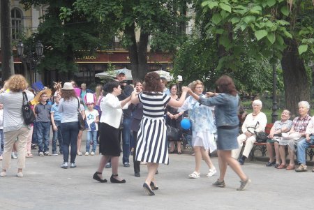В одесском Горсаду День Европы отмечали c румынскими песнями и танцами (фото)