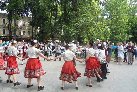 В одесском Горсаду День Европы отмечали c румынскими песнями и танцами (фото)