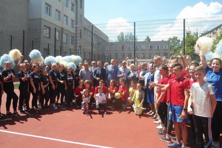 Перед каникулами одесские школьники получили новенькие спорткомплексы (фото)
