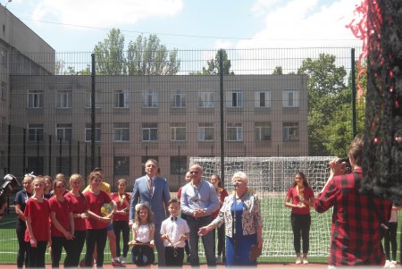 Перед каникулами одесские школьники получили новенькие спорткомплексы (фото)