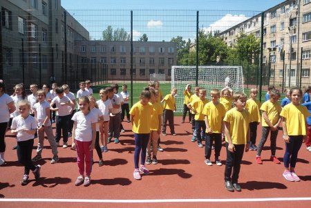 Перед каникулами одесские школьники получили новенькие спорткомплексы (фото)