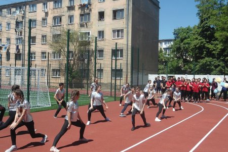 Перед каникулами одесские школьники получили новенькие спорткомплексы (фото)