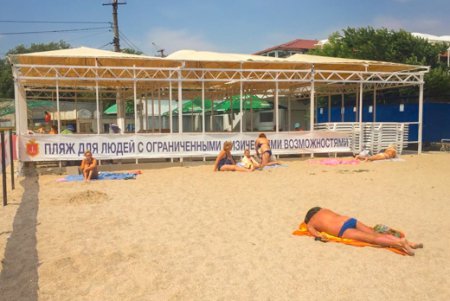 В Одессе открыли обновленный пляж для лиц с инвалидностью (фото)