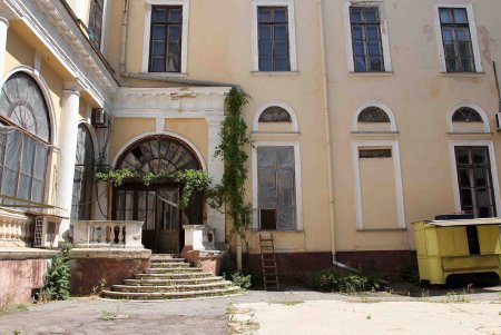 В Одессе решают как перестраивать Дворец моряков (фоторепортаж)