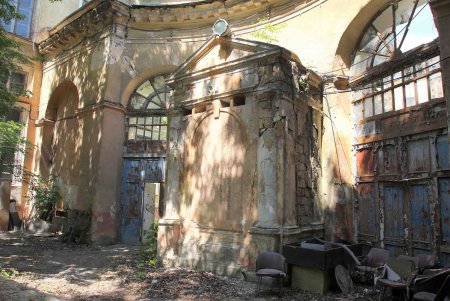 В Одессе решают как перестраивать Дворец моряков (фоторепортаж)