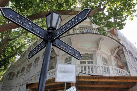 В Одессе реставрируют историческое здание в центре (фоторепортаж)