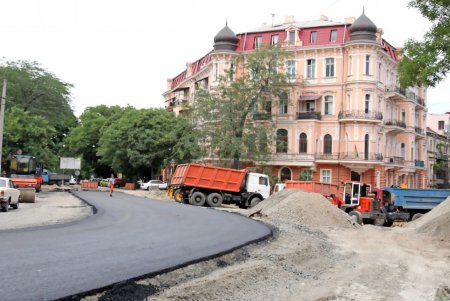 Продолжается ремонт на улице Преображенской (фоторепортаж)