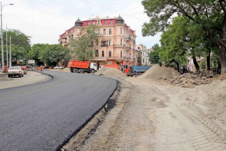 Продолжается ремонт на улице Преображенской (фоторепортаж)