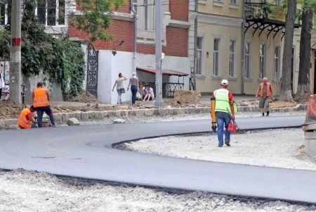 Продолжается ремонт на улице Преображенской (фоторепортаж)