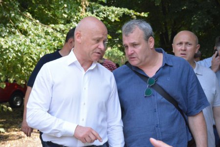 Мэр Одессы проинспектировал работы в парке Победы (фоторепортаж)