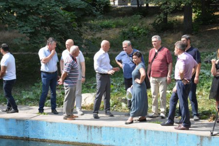 Мэр Одессы проинспектировал работы в парке Победы (фоторепортаж)