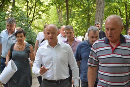 Мэр Одессы проинспектировал работы в парке Победы (фоторепортаж)