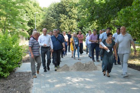 Мэр Одессы проинспектировал работы в парке Победы (фоторепортаж)