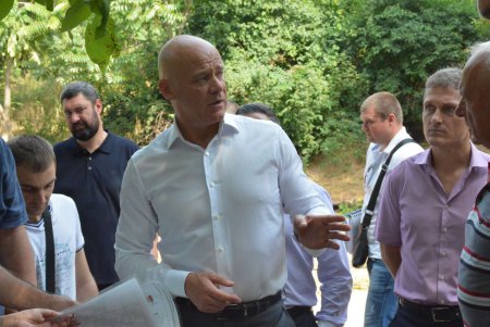 Мэр Одессы проинспектировал работы в парке Победы (фоторепортаж)