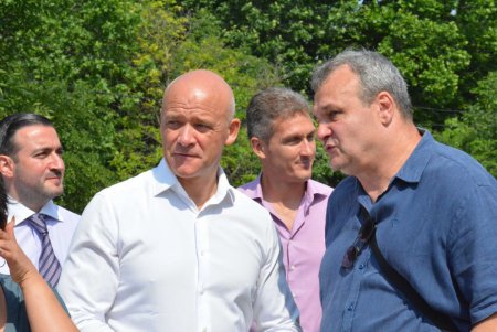 Мэр Одессы проинспектировал работы в парке Победы (фоторепортаж)