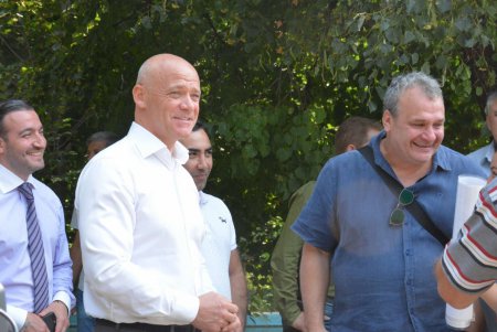 Мэр Одессы проинспектировал работы в парке Победы (фоторепортаж)