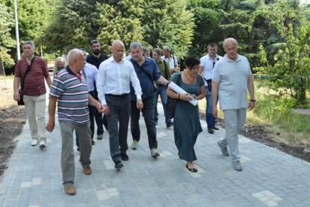 Мэр Одессы проинспектировал работы в парке Победы (фоторепортаж)