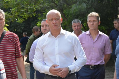 Мэр Одессы проинспектировал работы в парке Победы (фоторепортаж)