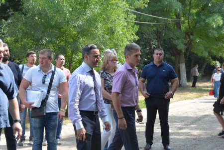 Мэр Одессы проинспектировал работы в парке Победы (фоторепортаж)