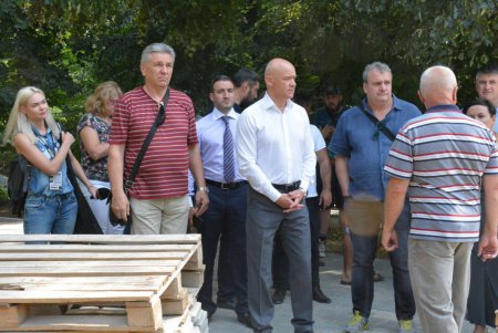 Мэр Одессы проинспектировал работы в парке Победы (фоторепортаж)