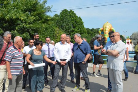 Мэр Одессы проинспектировал работы в парке Победы (фоторепортаж)