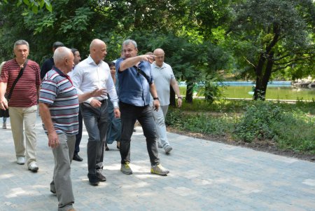 Мэр Одессы проинспектировал работы в парке Победы (фоторепортаж)