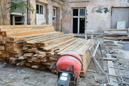 Начались работы по восстановлению Дома Руссова (фоторепортаж)