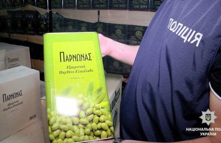 В Одессе правоохранители изъяли тонны фальсифицированного масла, мешки кофе и стирального порошка (фото)