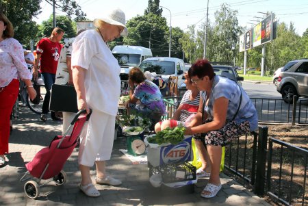 У Дома мебели создали альтернативу стихийной торговле «с земли» (фоторепортаж)