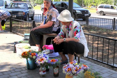 У Дома мебели создали альтернативу стихийной торговле «с земли» (фоторепортаж)