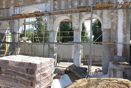 В Преображенском парке возводят входные арки (фоторепортаж)