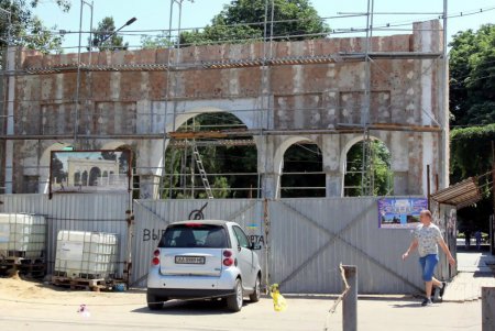 В Преображенском парке возводят входные арки (фоторепортаж)