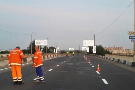Коммунальщики обновили разметку на Овидиопольской дороге (фото)