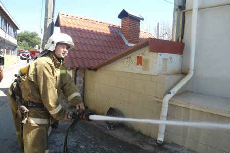 Одесские спасатели потушили учебный пожар на «Ланжероне» (фото)