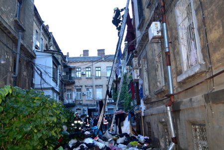 В Одессе из-за захламленной квартиры чуть не сгорел весь дом (фото, видео)