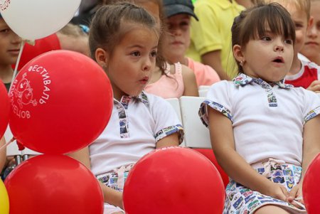 В Зеленом театре ярко отметили День близнецов
