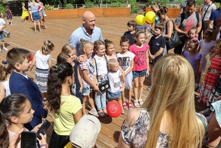 В Зеленом театре ярко отметили День близнецов