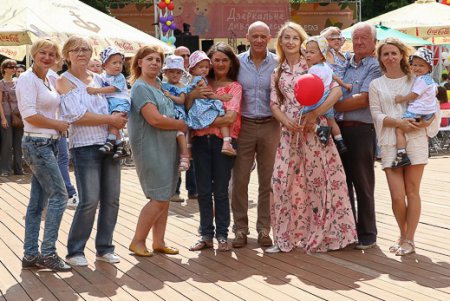 В Зеленом театре ярко отметили День близнецов