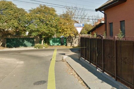 С улицы Дмитрия Донского «уехали» дорожные знаки (фото)