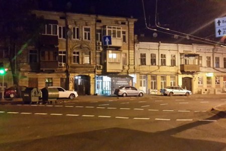 Минувшей ночью коммунальщики обновили разметку в центре Одессы (фото)